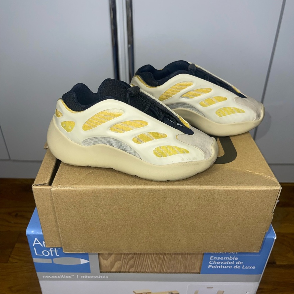 Toddler Yeezy 700 V3 safflower size 9k